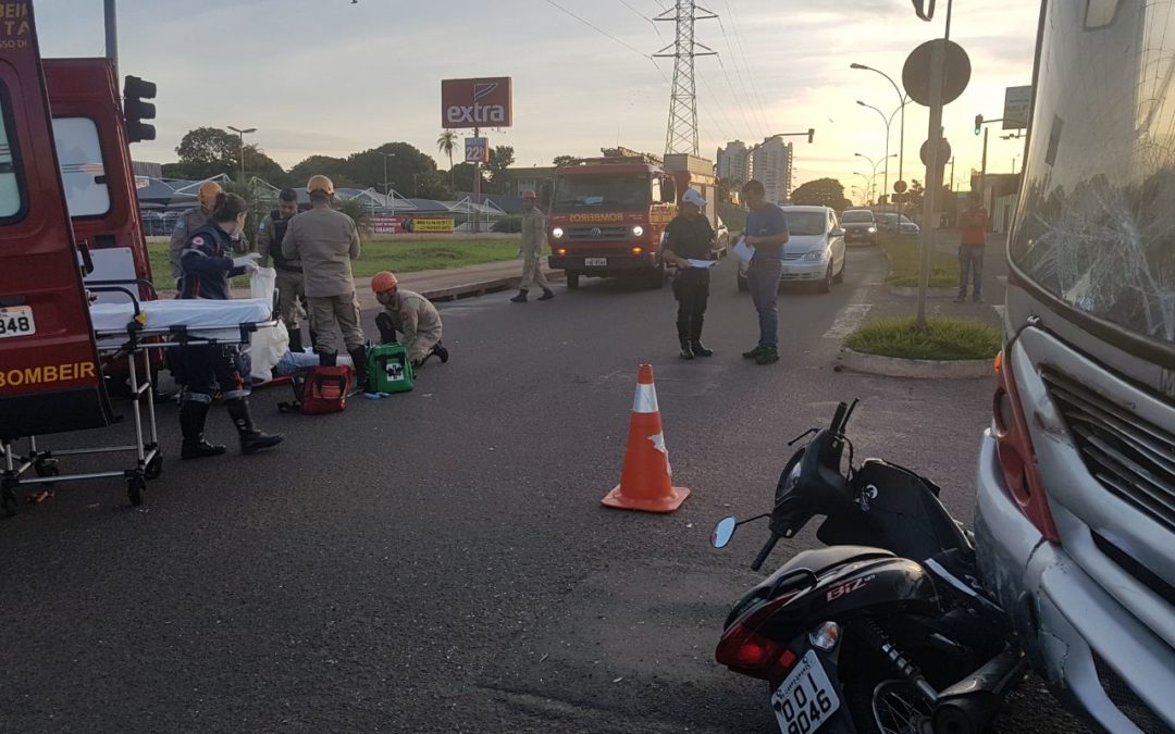 Motociclista avança sinal vermelho e acaba colidindo contra ônibus na Capital