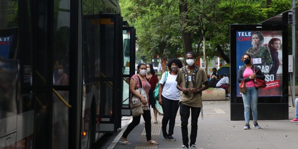 Covid-19: Brasil registra 297 óbitos e 65,3 mil casos em 24 horas