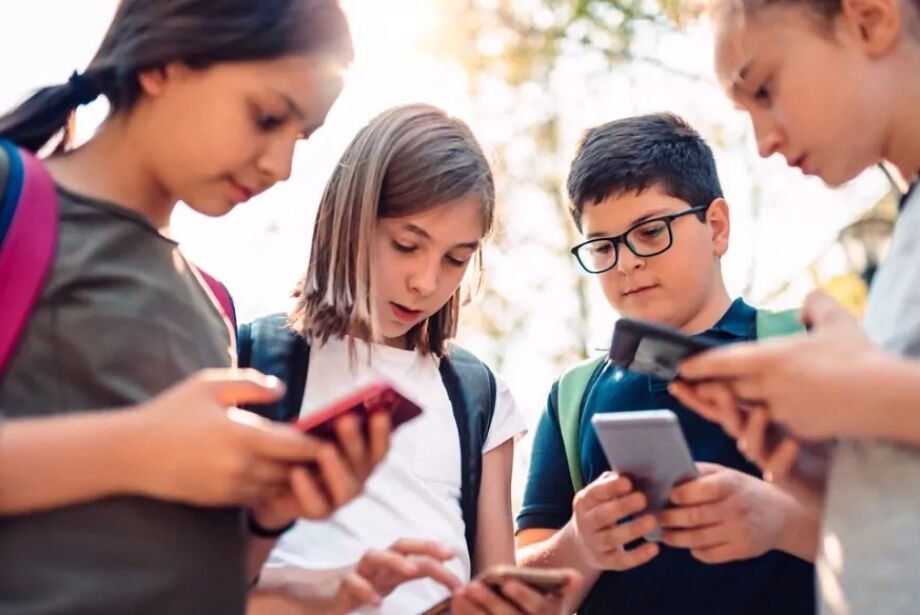 Período de férias escolares deve ser priorizado para brincar ao ar livre e ter menos tempo de tela