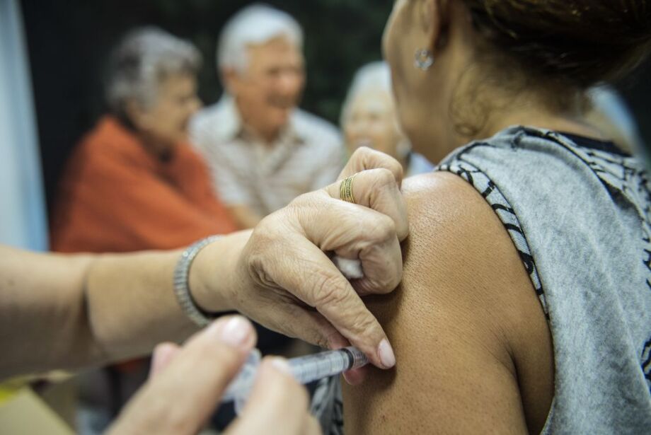 Mais de 43 milhões de pessoas já se vacinaram contra gripe no Brasil