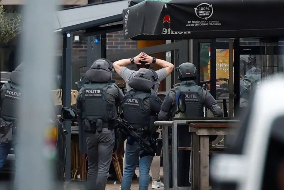 Homem é preso após fazer reféns na Holanda e ameaçar explodir bombas