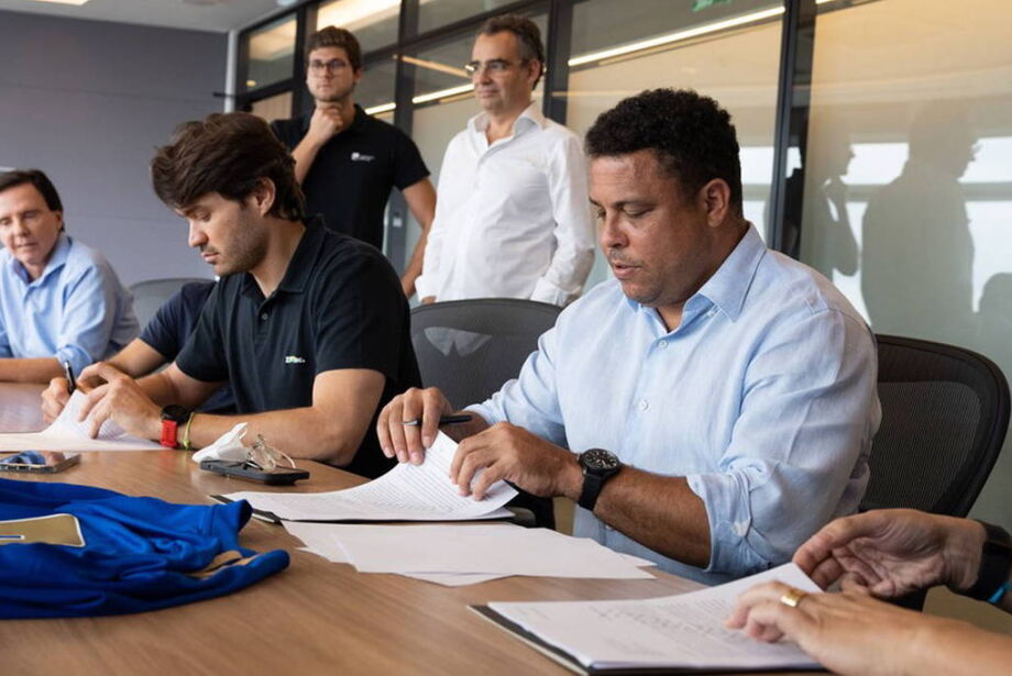 Ronaldo vende SAF do Cruzeiro para dono de rede de supermercados