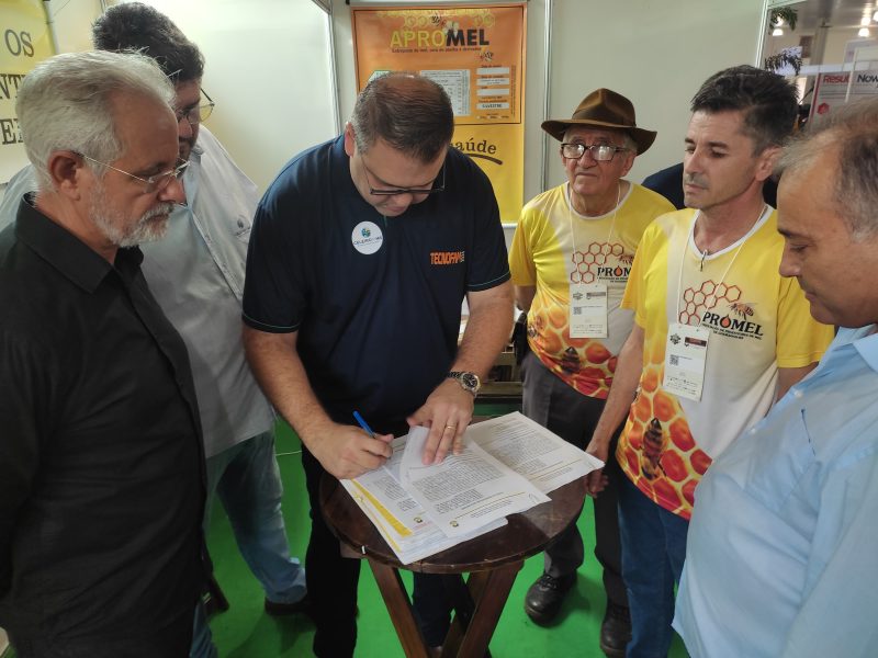 Prefeitura assina Termo de Permissão de Uso com Associação dos Produtores de Mel Dourados