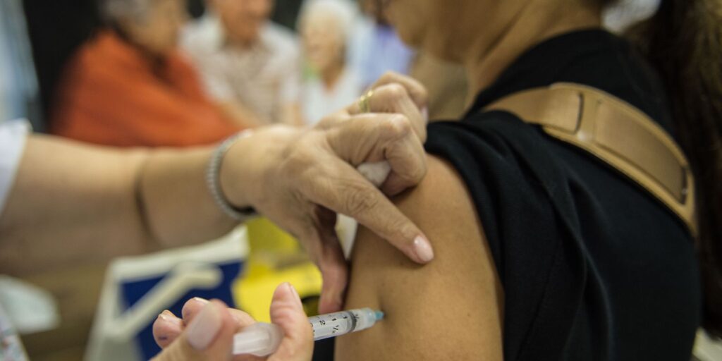 Capital paulista vacina contra gripe e covid-19 no fim de semana