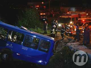 Ônibus coletivo cai em córrego e cinco morrem em Belo Horizonte