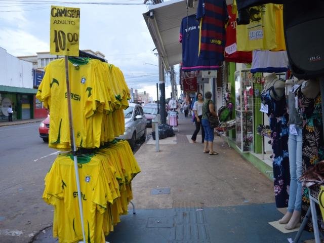 A 54 dias da Copa, xing lings do Centro fazem a festa das comprinhas temáticas