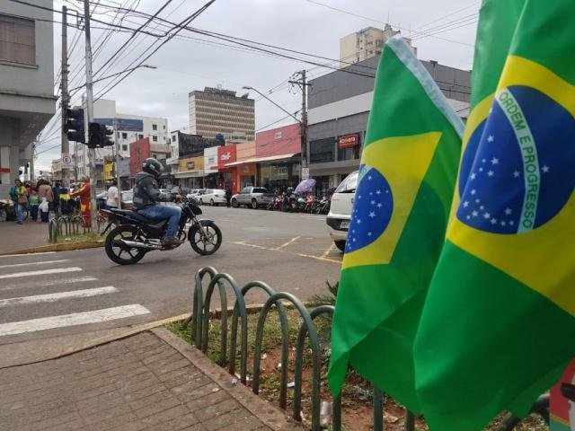 Para não perder jogos, amigos fazem vaquinha e instalam TV em bar