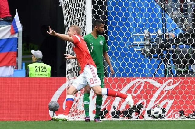 Copa do Mundo começa com vitória fácil dos donos da casa por 5 a 0