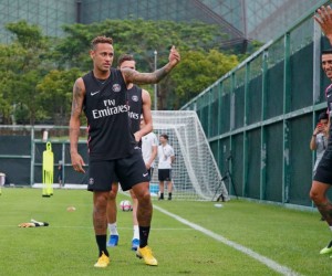 Neymar chega e já treina com companheiros do PSG na China