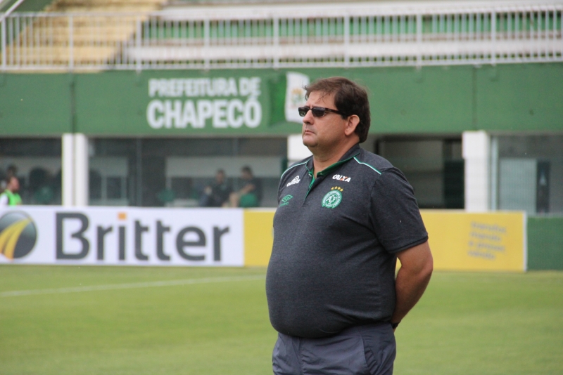 Ameaçada pelo rebaixamento, Chape anuncia a saída do técnico Guto Ferreira