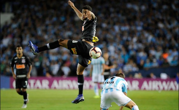 Cássio pega dois pênaltis, Love decide e Corinthians elimina o Racing na Argentina