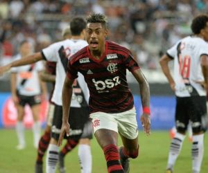 Com dois de Bruno Henrique, Flamengo vence Vasco e fica perto da título