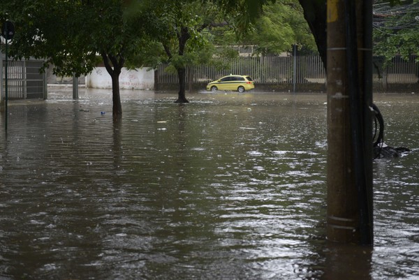 Caos no Rio após fortes chuvas adiam Fluminense x Luverdense para quarta-feira