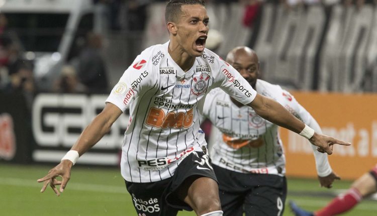 Corinthians bate São Paulo, sobe para 3º e segue sem perder do rival em sua arena