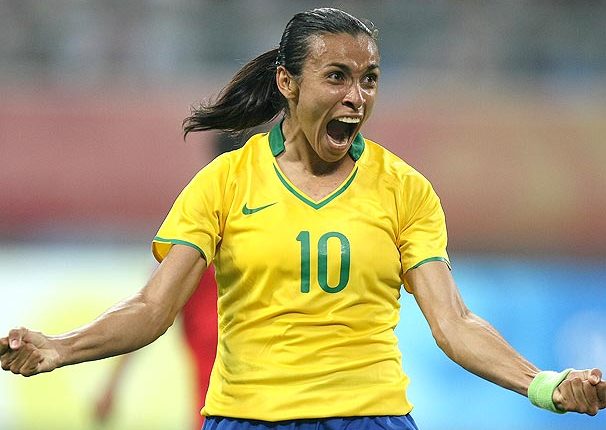 Após tratar lesão por 11 dias, Marta volta a treinar no campo visando o Mundial