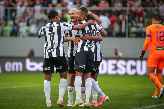Fortaleza supera golaço contra, vê goleiro pegar 2 pênaltis e empata com Atlético