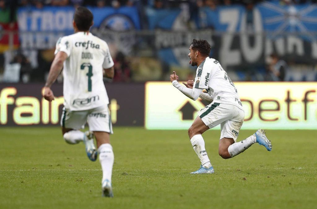 Com Felipe Melo expulso, Palmeiras bate Grêmio e depende de empate em SP