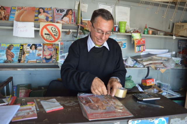 Banca de revistas pornô resiste na periferia, com regras para quem quer entrar