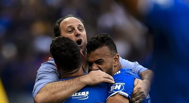 Com um a mais, Cruzeiro bate líder Santos na estreia de Ceni e quebra longo jejum