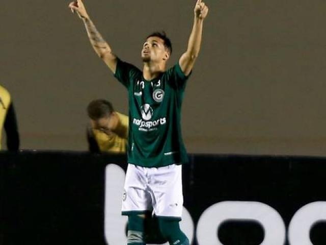 Goiás ataca, tem jogador expulso e vence o Fluminense por 3 a 0