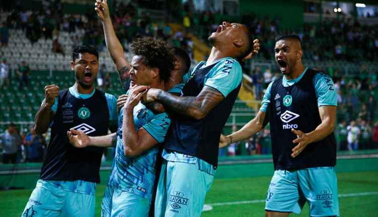 Com gol polêmico nos acréscimos, Cruzeiro cede empate à Chapecoense fora de casa