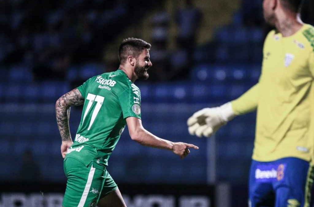 Chapecoense vence o Avaí fora, mas continua sob forte risco de rebaixamento