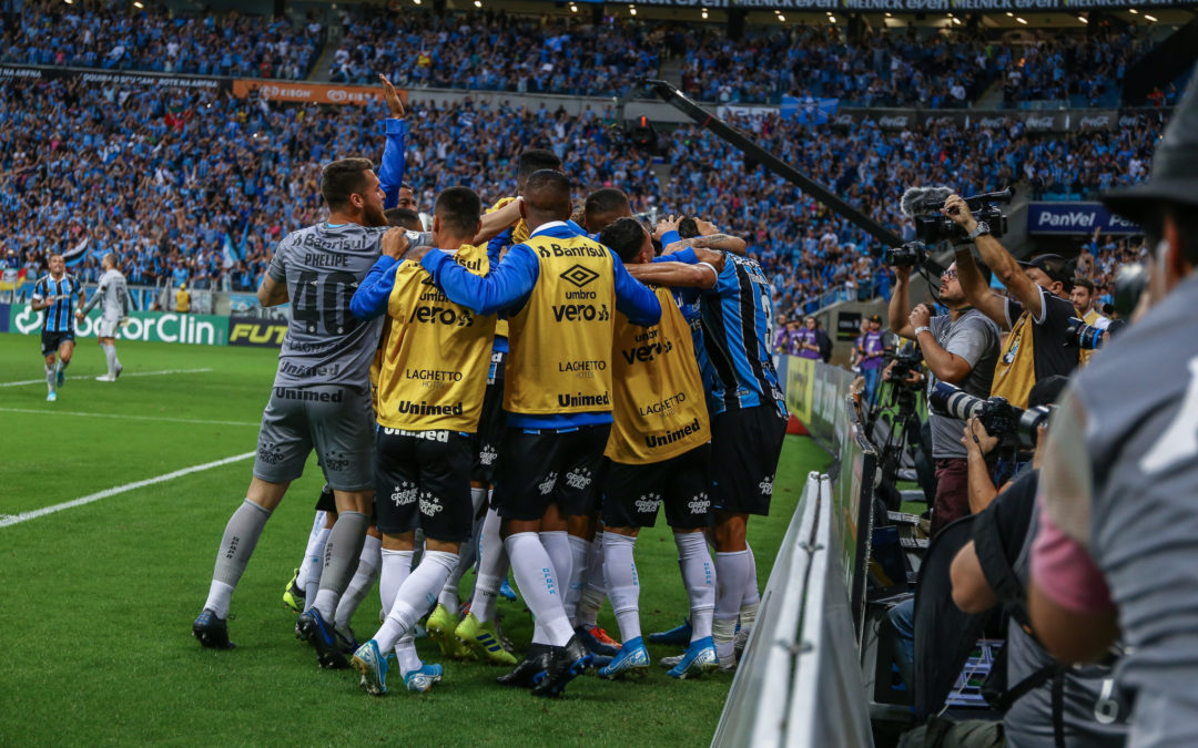 Com um a mais, Grêmio bate Inter em casa e segue na briga pelo G-4