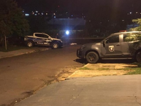 Jovem é assassinado a tiros em rua atrás de shopping