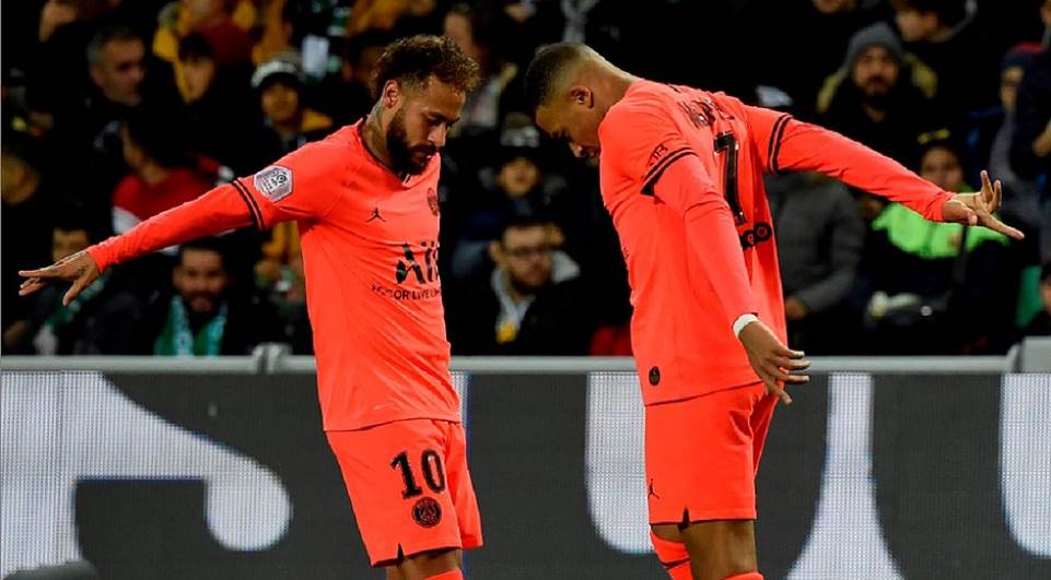 Neymar erra pênalti, mas PSG goleia fora e segue folgado na ponta do Francês