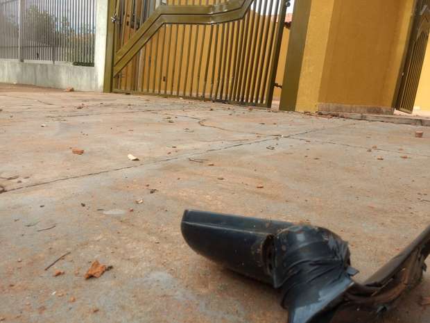 Motorista bêbado e sem CNH ‘entra’ com carro em residência no Santo Eugênio