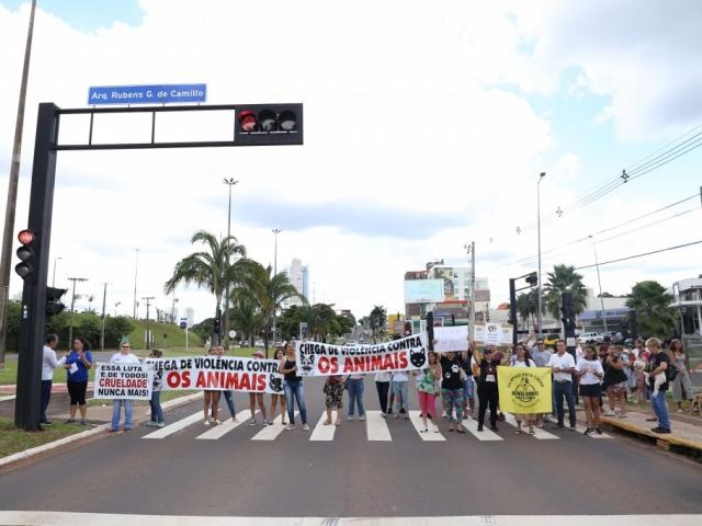 Protetores fazem manifestação contra maus-tratos, após morte de cadela