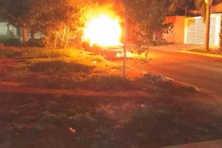 Bombeiros combatem incêndio em carro no Monte Castelo