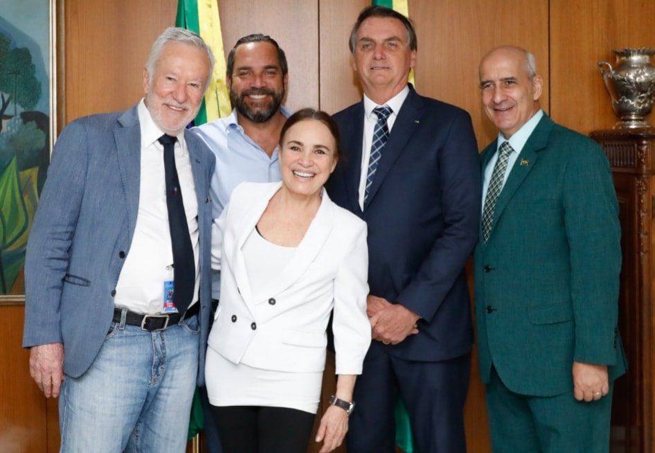 Regina Duarte está adaptada, ‘parece que já está no governo’, diz Bolsonaro
