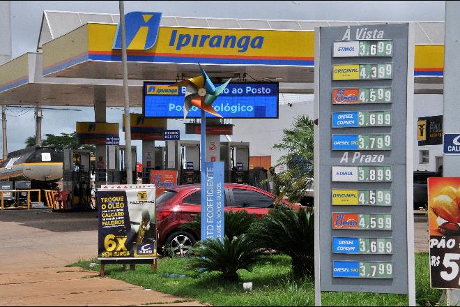 Gasolina sobe e governador quer compensação para reduzir ICMS