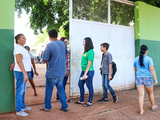 Na volta às aulas, drone cuida trânsito, enquanto alunos traçam metas