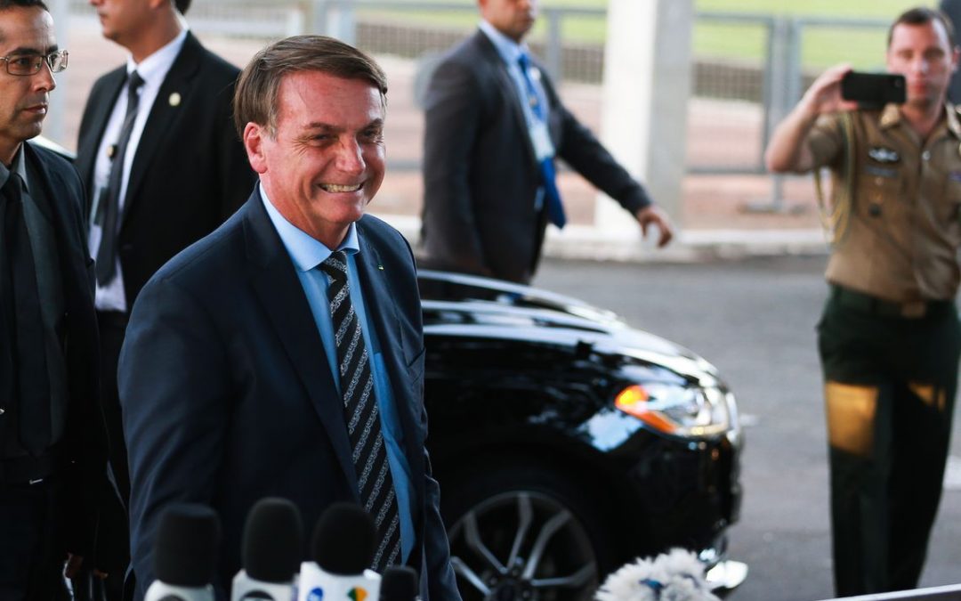 Bolsonaro desafia governadores: “Zero o imposto federal, se zerar o ICMS”