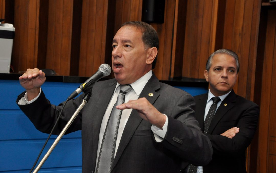 Deputados torram R$ 9,1 mi com cota, mas reduziram salário de professor e elevaram impostos