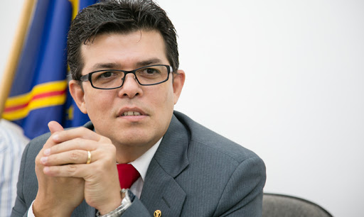 Olarte não paga custas e juiz extingue ação que cobrava R$ 527 mil em salários atrasados
