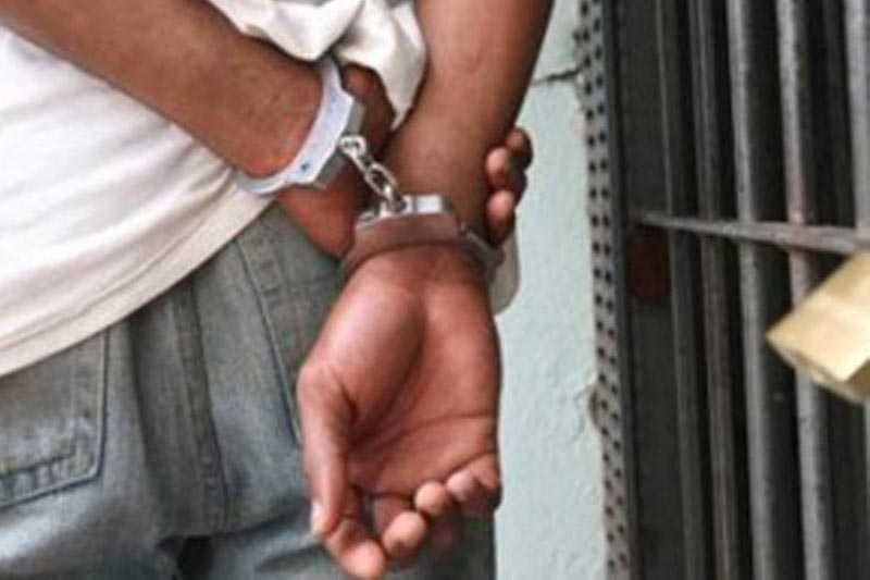 Homem é preso após cortar pescoço da namorada por ciúmes