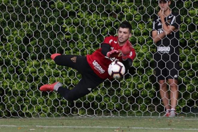 Volpi diz que não cobra faltas para evitar comparação com Ceni