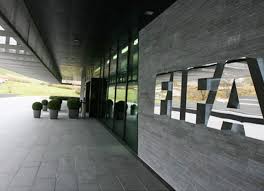 Médico da FIFA sugere punição a jogador que cuspir em campo