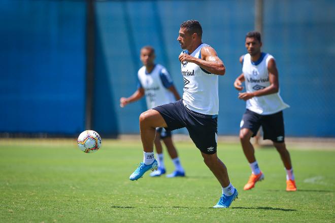 Diego Souza e mais 2 funcionários do Grêmio testam positivo