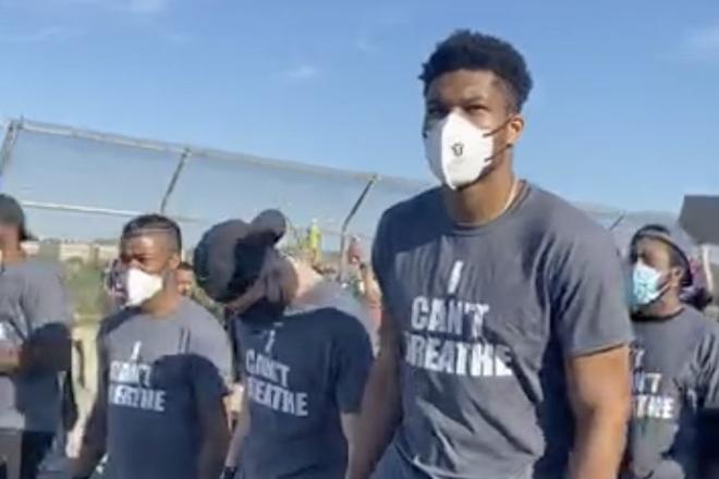 Astro da NBA participa de protesto antirracista em Milwaukee