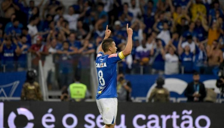 Jogador do Cruzeiro passa bem após carro cair de penhasco