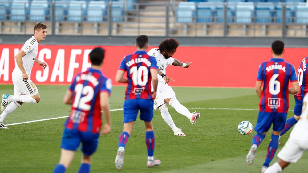 Com gol de Marcelo, Real Madrid vence e ainda luta pelo título