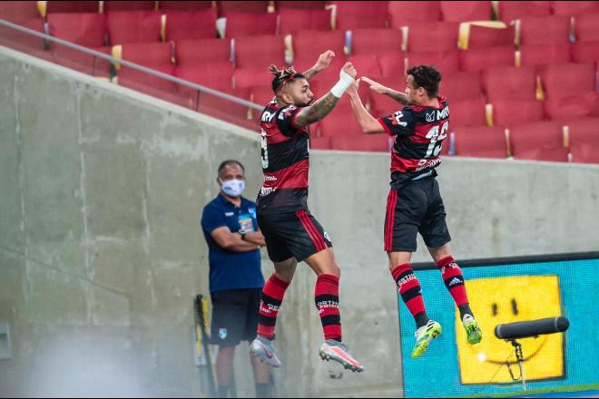 Flamengo vence Fluminense e abre vantagem na final do Carioca