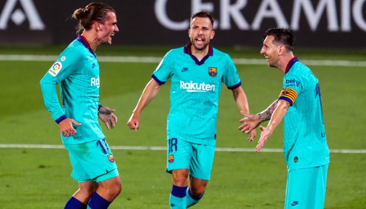 Messi não marca, mas Barcelona goleia o Villarreal e ainda sonha com o título