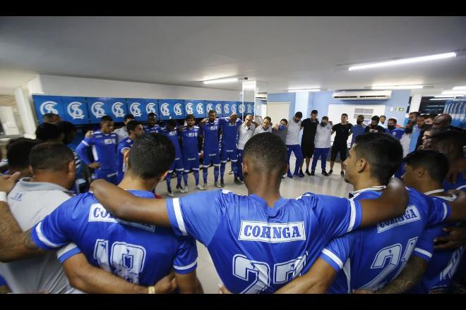 Jogo entre CSA e Chape é adiado após 9 casos de Covid-19 no time alagoano