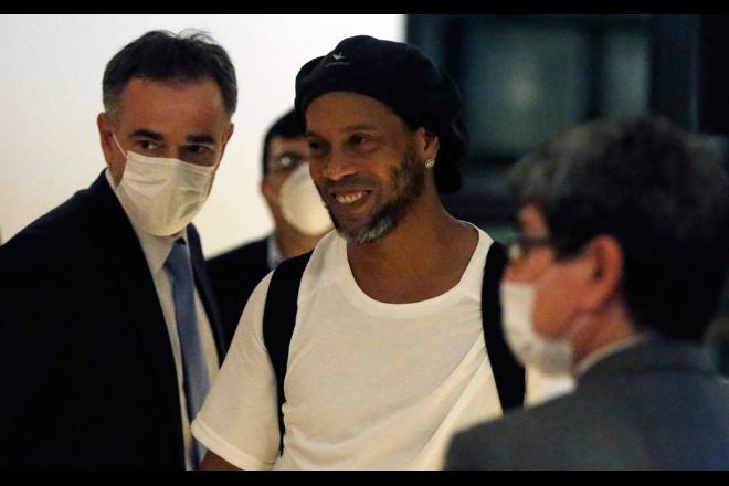 Após mais de 5 meses presos, Ronaldinho e Assis fazem acordo e são soltos