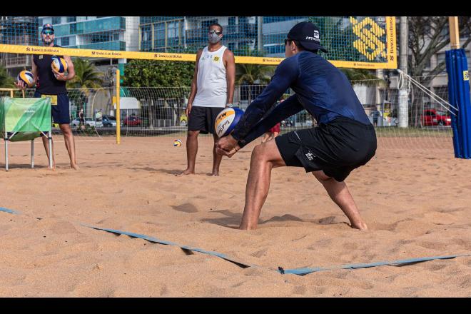 Vôlei de praia: dupla Alison e Álvaro Filho preparam retorno a competições